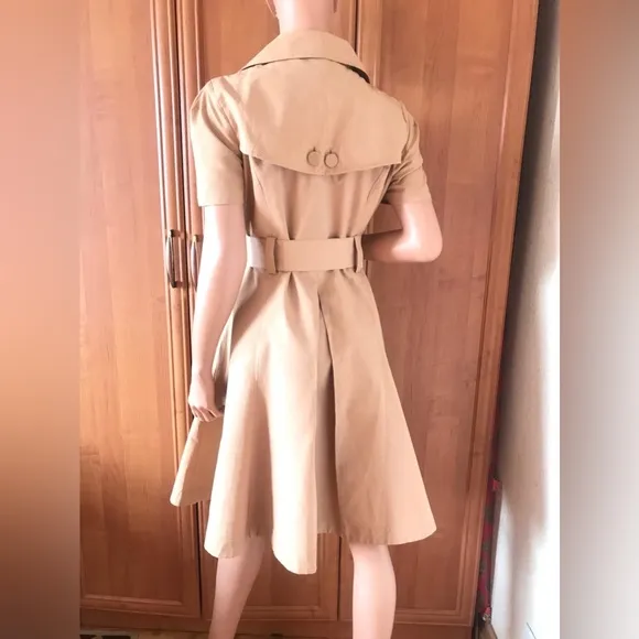 Bebe beige belted short sleeved flare trench coat in sz M. Great condition!