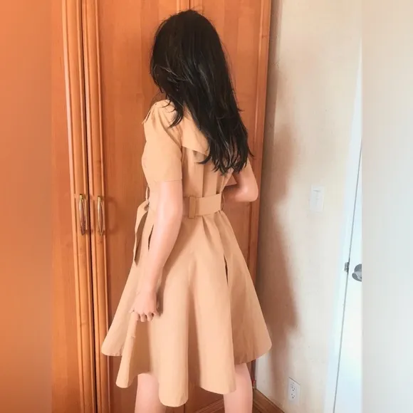 Bebe beige belted short sleeved flare trench coat in sz M. Great condition!