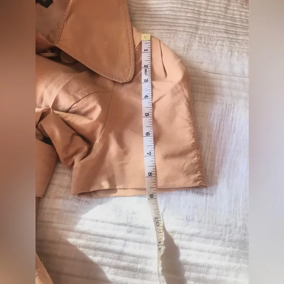 Bebe beige belted short sleeved flare trench coat in sz M. Great condition!