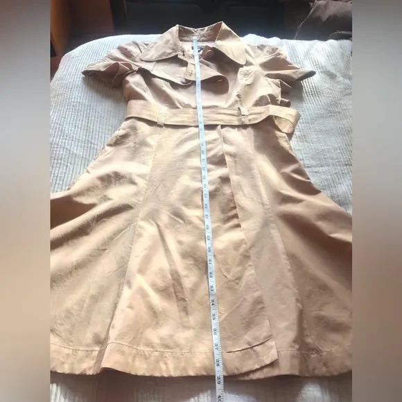Bebe beige belted short sleeved flare trench coat in sz M. Great condition!