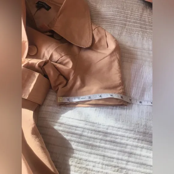 Bebe beige belted short sleeved flare trench coat in sz M. Great condition!