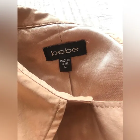 Bebe beige belted short sleeved flare trench coat in sz M. Great condition!