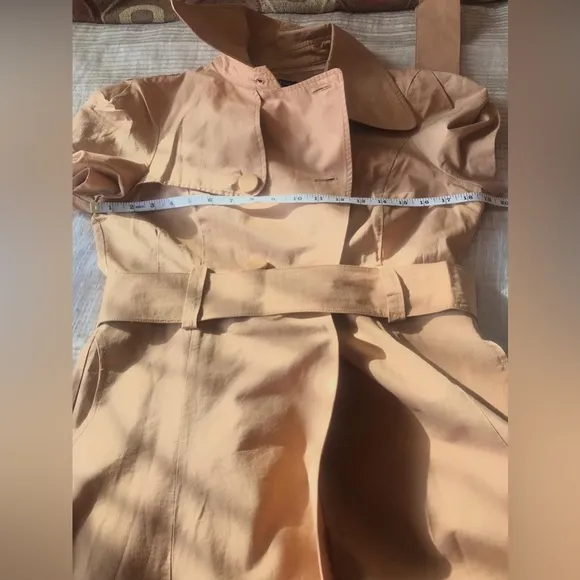 Bebe beige belted short sleeved flare trench coat in sz M. Great condition!