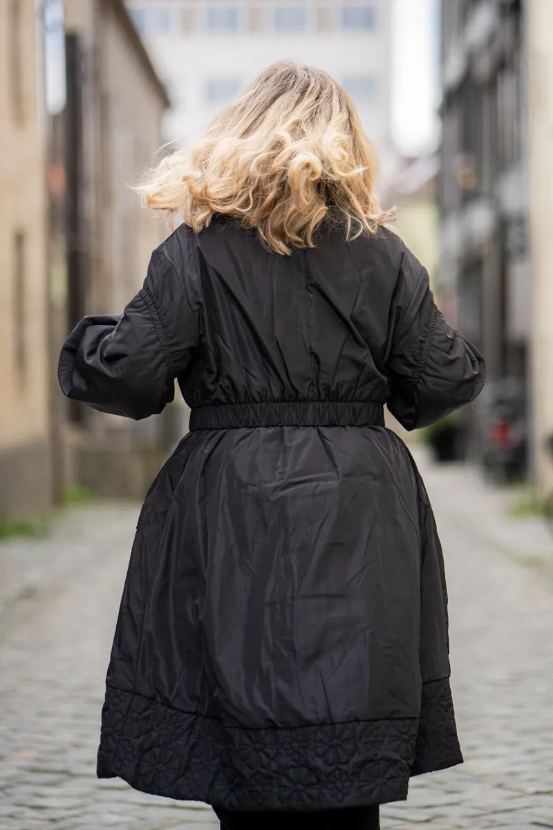 High Willing sort parka med strikk i livet