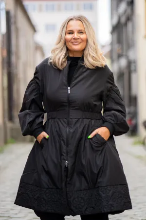 High Willing sort parka med strikk i livet