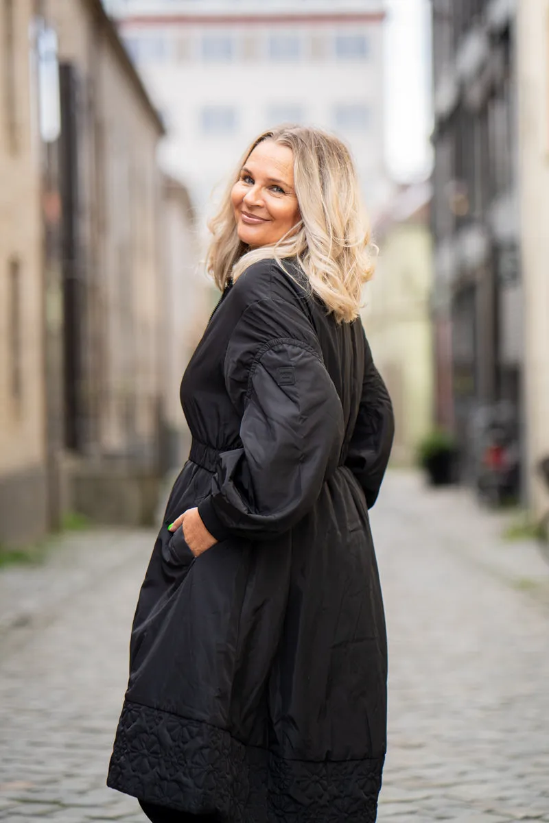 High Willing sort parka med strikk i livet