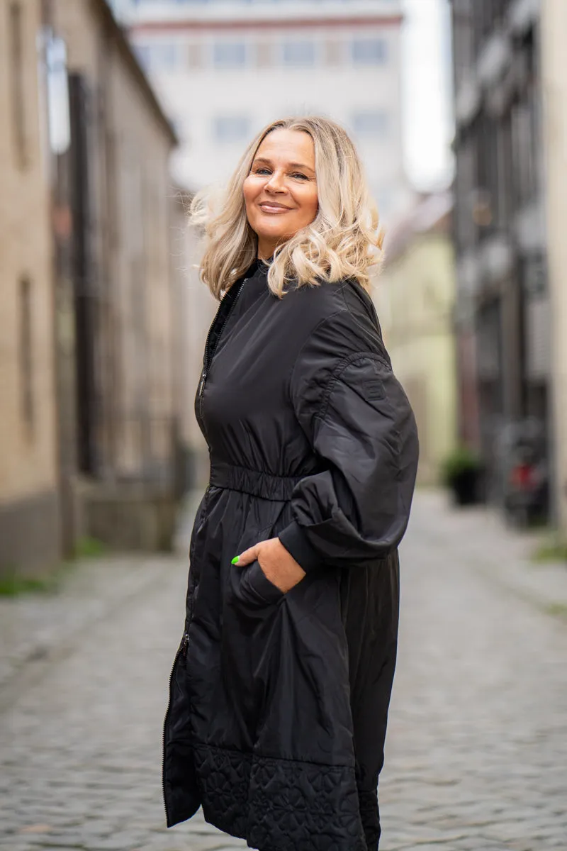 High Willing sort parka med strikk i livet