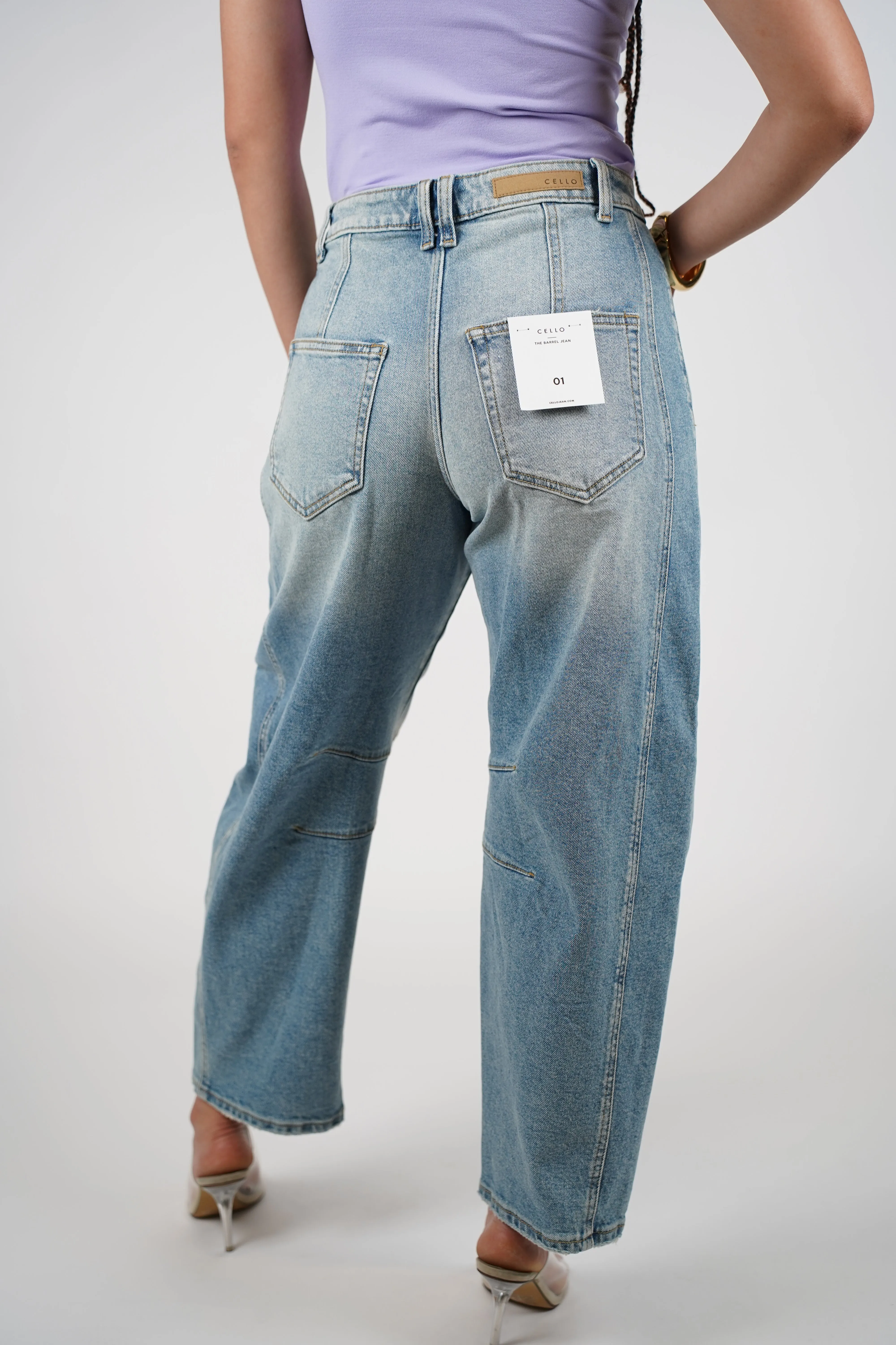 Zelu Barrel Jeans – Light Wash Denim with a Modern Silhouette