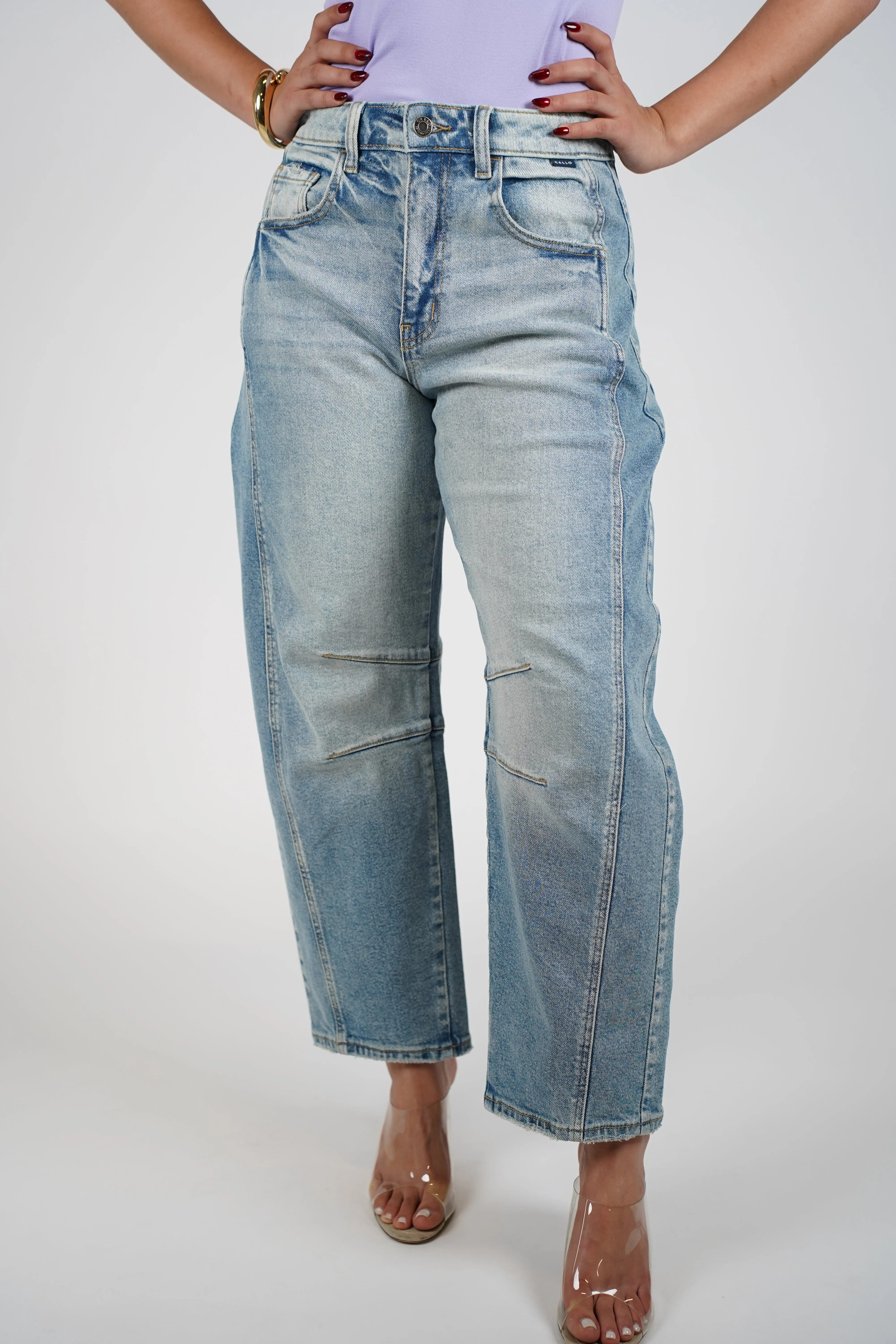 Zelu Barrel Jeans – Light Wash Denim with a Modern Silhouette